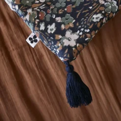 Altobuy ADONIS - Chemin de Lit 90x200cm Gaze de Coton Bleu Imprimé Fleur Détail 4 Pompons* Boutis, Couvre-Lit, Édredon