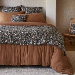 Altobuy ADONIS - Chemin de Lit 90x200cm Gaze de Coton Bleu Imprimé Fleur Détail 4 Pompons* Boutis, Couvre-Lit, Édredon