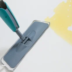 Balai serpillère microfibre avec vaporisateur gris et bleu L.124 x l.12 cm><noscript><img width=