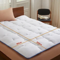 surmatelas enveloppant 180x200 cm en microfibre respirante, ultra moelleux, anti-acariens, avec liseré bleu><noscript><img width=