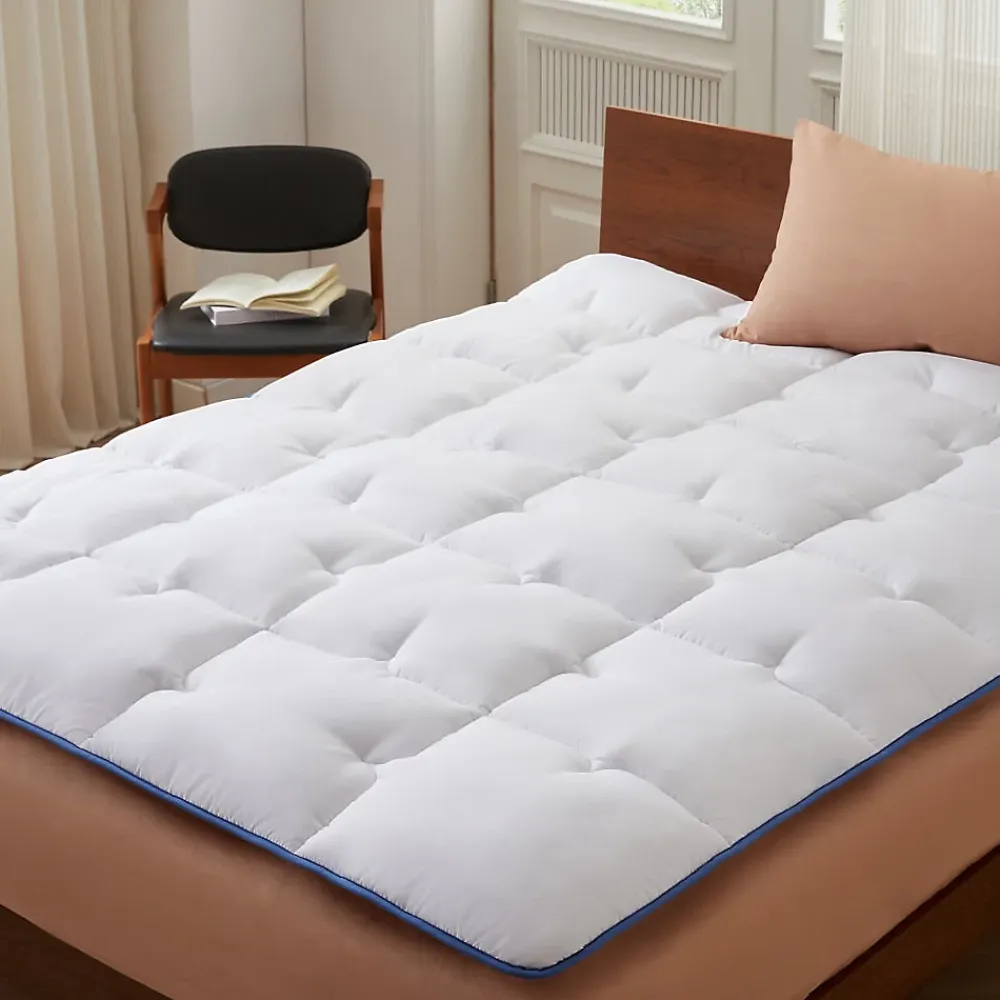 Casabel surmatelas enveloppant 160x200 cm en microfibre respirante, ultra moelleux, anti-acariens, avec liseré bleu* Surmatelas