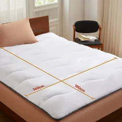 Surmatelas 140x190 cm en Microfibre Rerspirante, Ultra Moelleux, Anti-Acariens, Liseré Gris, Idéal Matelas 2 places><noscript><img width=