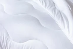 Couette chaude 240 x 260 cm polyester microfibre blanc 400g/m²><noscript><img width=