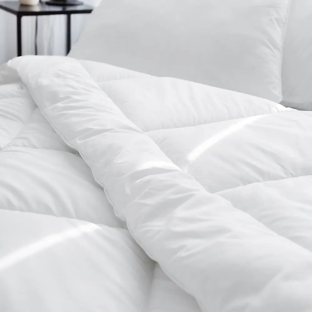 Couette été 200x200 cm CASTOR garnissage fibre polyester 200g/m2>Linnea Discount