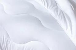 Couette tempérée 220 x 240 cm polyester microfibre blanc 250g/m²><noscript><img width=