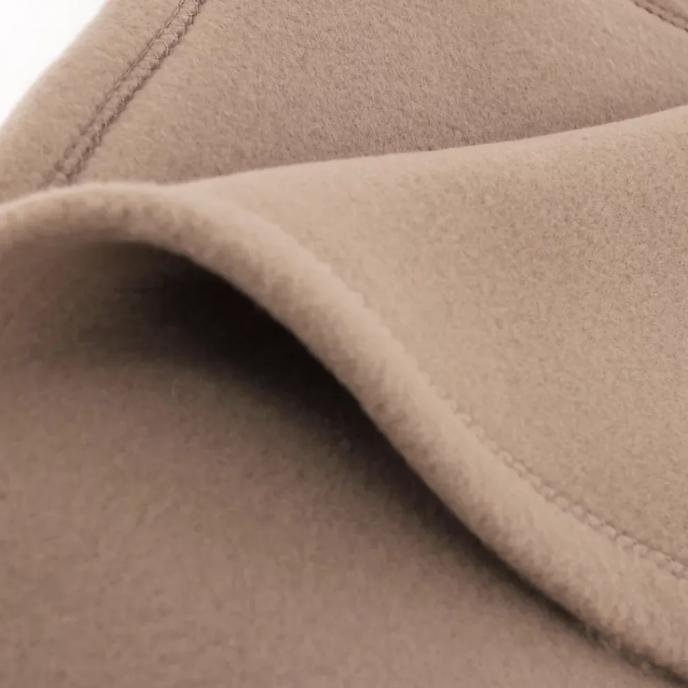 Linnea Couverture polaire 240x260 cm Isba marron Taupe 100% Polyester 320g/m2 non-feu* Couverture