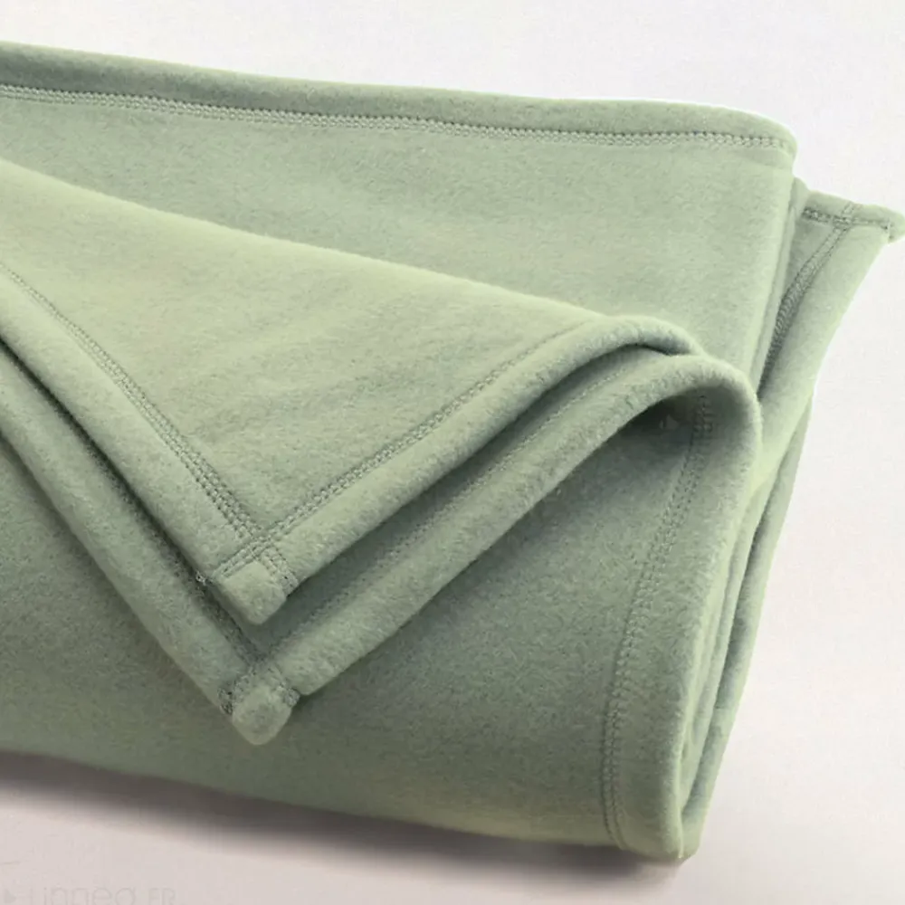 Linnea Couverture polaire 240x260 cm Isba Amande 100% Polyester 320g/m2 non-feu* Couverture