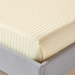 Drap plat satin rayé en coton égyptien 330 fils jaune pâle, 240x275 cm ->Homescapes Clearance