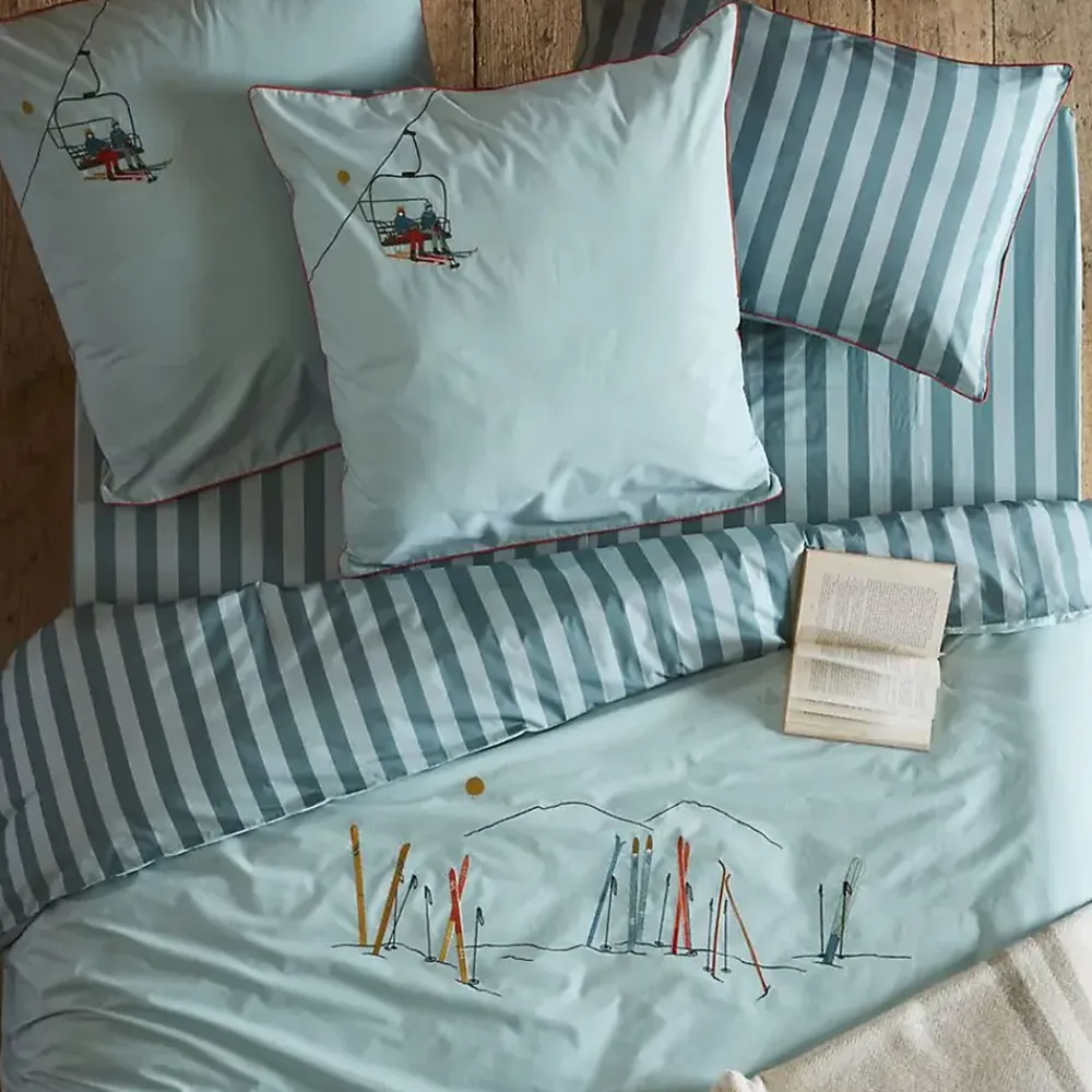 Linnea Housse de couette brodée 140x200 cm en percale de coton PASSE MONTAGNE bleu givré* Housse De Couette