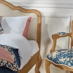 Lit double HENRY Style romantique en chêne et lin premium 140 x 190><noscript><img width=