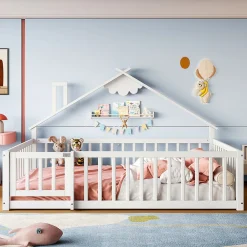 Lit enfant 140x190 cm - Lit avec barrières et design maison - Bois de pin et MDF - Sans matelas - Blanc><noscript><img width=