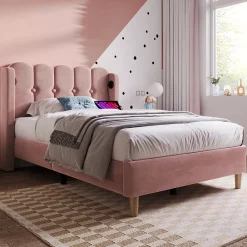 Lit 90x200 cm avec tête de lit à panneaux, tapissé velours rose et station de charge USB-C intégrée><noscript><img width=