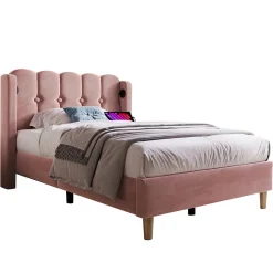 Lit 90x200 cm avec tête de lit à panneaux, tapissé velours rose et station de charge USB-C intégrée><noscript><img width=