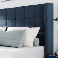 Lit 140x200 cm avec tête de lit tapissée en lin bleu, pieds noirs et sommier à lattes intégré, design élégant><noscript><img width=