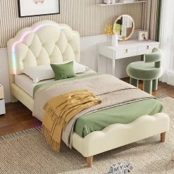 Lit 90x200 cm avec tête de lit ondulée et bande LED multicolore intégrée, tapissé PU beige, lattes en bois><noscript><img width=