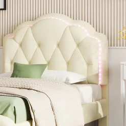 Lit 90x200 cm avec tête de lit ondulée et bande LED multicolore intégrée, tapissé PU beige, lattes en bois><noscript><img width=