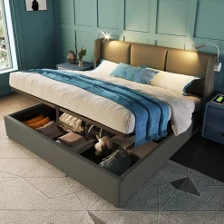 Lit 140x200 cm coffre avec sommier relevable, tête de lit tapissée PU gris et lampe de lecture à chargeur USB><noscript><img width=