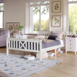 Lit 140x200 cm en pin massif blanc avec 4 tiroirs de rangement et tête de lit en X, design fonctionnel><noscript><img width=