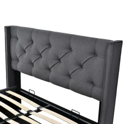 Lit 160x200 cm tapissé tissu gris avec coffre de rangement, tête de lit capitonnée et structure bois/métal><noscript><img width=