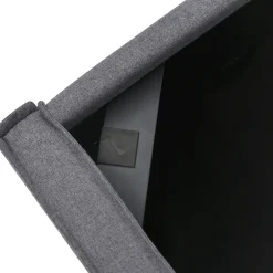 Lit 160x200 cm tapissé tissu gris avec coffre de rangement, tête de lit capitonnée et structure bois/métal><noscript><img width=