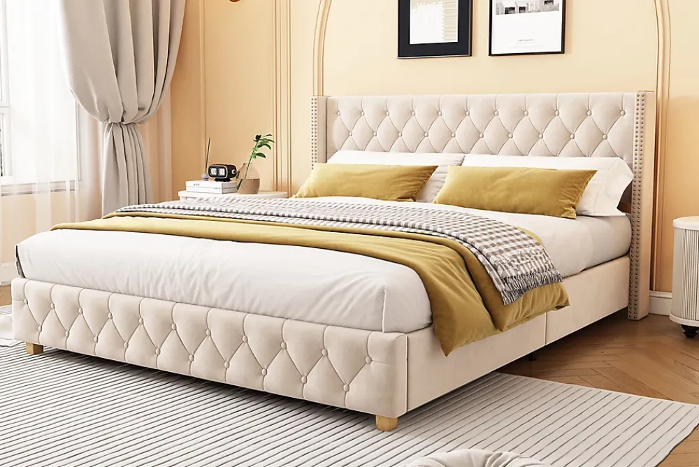 Redom Lit 160x200 cm tapissé velours beige clair avec tête de lit capitonnée, rivets décoratifs et pieds bois* Lit Double