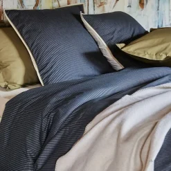 Parure de lit 3 pièces : housse 260x240 cm et taies 50x70 cm coton BRIXTON à rayures noires>Linnea Hot