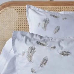 Linnea Parure de lit brodée 3 pièces : housse 260x240 cm et taies 50x70 cm en satin de coton NINA blanc* Parure De Lit