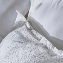 Linnea Parure de lit brodée 3 pièces : housse 260x240 cm et taies 50x70 cm en satin de coton NINA blanc* Parure De Lit