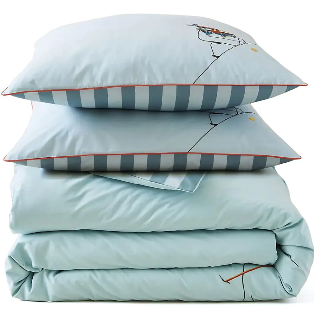 Parure de lit brodée 3 pièces : housse 200x200 cm et taies 50x80 cm en percale de coton PASSE MONTAGNE bleu givré>Linnea Discount