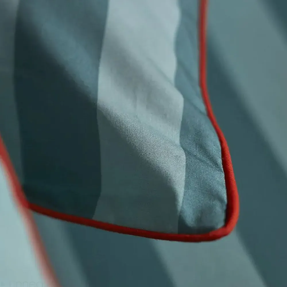 Parure de lit brodée 3 pièces : housse 200x200 cm et taies 50x80 cm en percale de coton PASSE MONTAGNE bleu givré>Linnea Discount