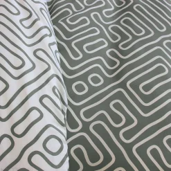 Parure de lit 240x220 cm en microfibre PARCHEMIN vert motif graphique 3 pièces><noscript><img width=
