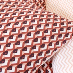 Parure de lit 260x240 cm en microfibre TIAGOH rouge motif géométrique 3 pièces><noscript><img width=