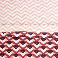 Parure de lit 260x240 cm en microfibre TIAGOH rouge motif géométrique 3 pièces><noscript><img width=