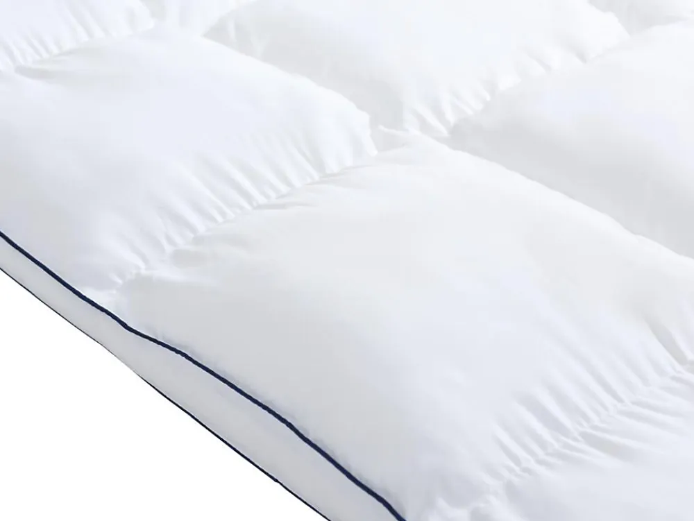 Vente-unique Surconfort de matelas anti-acariens 1 place - 90x 190 cm - Enveloppe satin 120 fils/cm2 - garnissage 1000gr/m2 - Blanc passepoil* Surmatelas