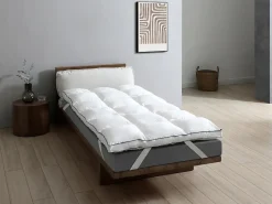 Vente-unique Surconfort de matelas anti-acariens 1 place - 90x 190 cm - Enveloppe satin 120 fils/cm2 - garnissage 1000gr/m2 - Blanc passepoil* Surmatelas
